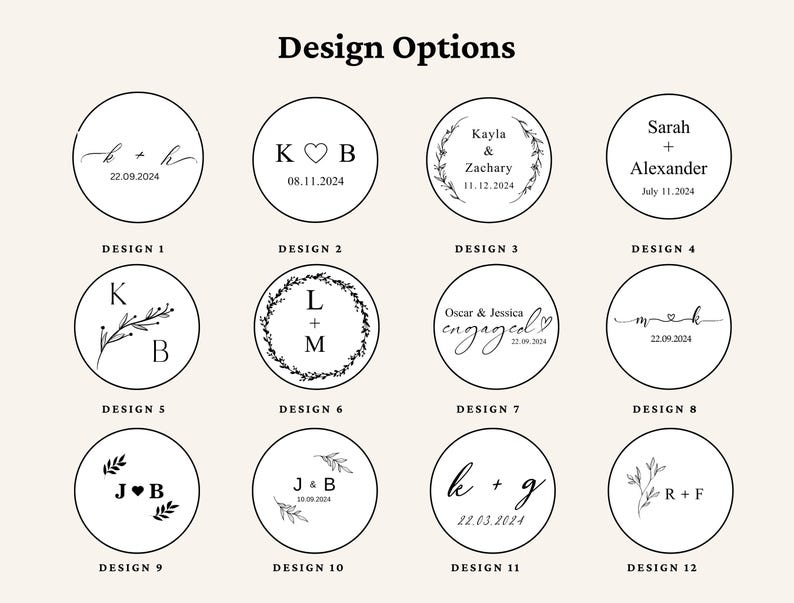 Puede incluir: Doce opciones de dise&ntilde;o circulares con texto e ilustraciones en negro sobre un fondo crema. Los dise&ntilde;os incluyen iniciales, fechas y nombres, con acentos florales y de coraz&oacute;n. El texto "Design Options" est&aacute; en la parte superior.