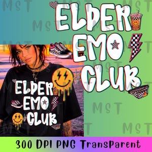 Puede incluir: Una camiseta negra con el texto blanco ELDER EMO CLUB, una cara sonriente amarilla derritiéndose, una zapatilla a cuadros, un rayo a cuadros y una riñonera a cuadros. El diseño incluye un pequeño corazón y un gesto con la mano.
