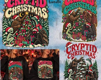 Puede incluir: Un paquete de diseño digital con tres variaciones de un gráfico de Navidad críptida. Cada ilustración muestra a Bigfoot, un alienígena, un hombre polilla y un dinosaurio decorando un pino con regalos, todos con gorros de Santa y texto.