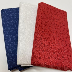 Mezclador de tonos Floret en ROJO, BLANCO Y AZUL de Riley Blake Designs Se vende por paquete de 3 cuartos de grasa, paquete de 1/2 yarda o paquete de 1 yarda