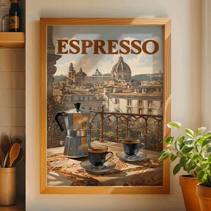 Op de afbeelding: Een ingelijste kunstdruk met het woord "ESPRESSO" boven een stadsgezicht. Een zilveren espressomaker en twee kopjes koffie staan op een tafel met een patroonkleed. De scène speelt zich af op een balkon.