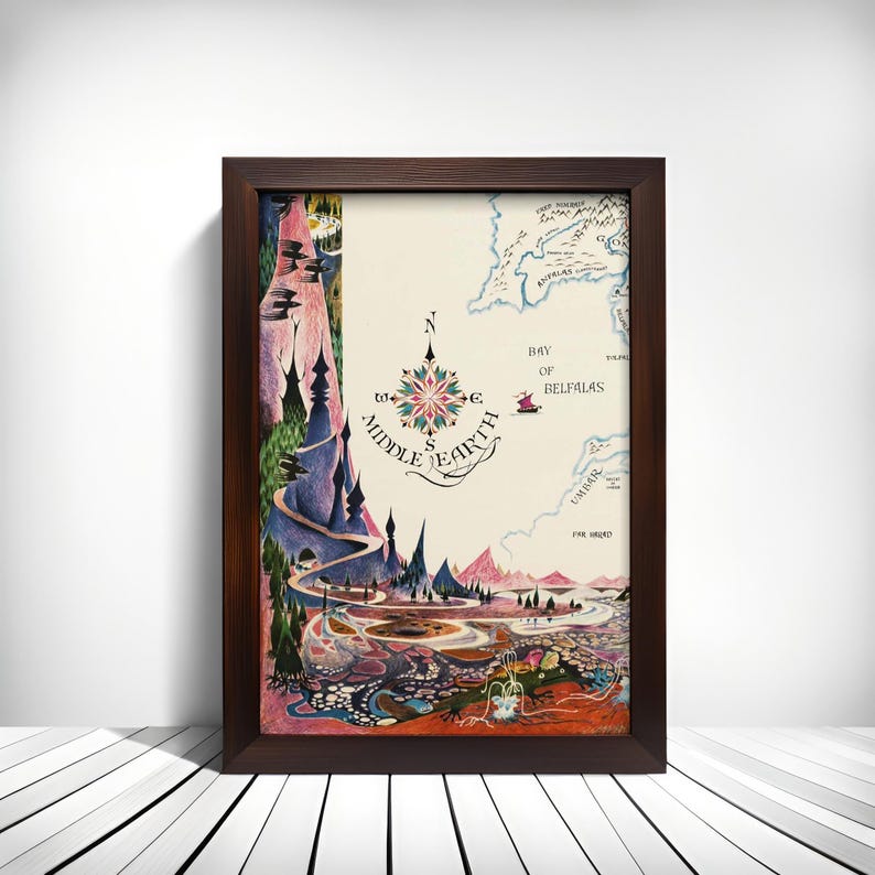 Pu&ograve; includere: Una mappa incorniciata della Terra di Mezzo, con un'illustrazione dettagliata con una rosa dei venti e caratteristiche geografiche. L'opera d'arte &egrave; in una cornice marrone scuro, su sfondo bianco.