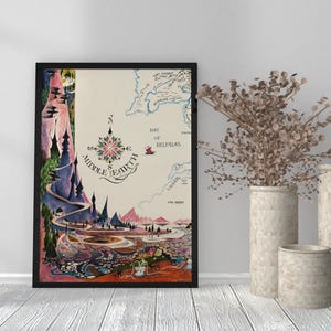 Pu&ograve; includere: Una stampa artistica incorniciata di una mappa della Terra di Mezzo. La mappa presenta una rosa dei venti e illustrazioni dettagliate di paesaggi, montagne e specchi d'acqua. La tavolozza dei colori include sfumature di blu, verde, rosa e marrone. La stampa &egrave; esposta con vasi decorativi.