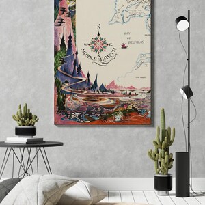Pu&ograve; includere: Una stampa della mappa della Terra di Mezzo con una rosa dei venti e illustrazioni dettagliate di paesaggi. L'opera d'arte presenta una tavolozza di colori di blu, verdi, rosa e arancioni. La mappa &egrave; esposta su una parete in una stanza con piante decorative e cuscini.