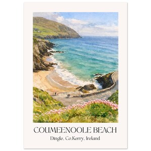 Puede incluir: Impresión en acuarela de la playa de Coumeenoole en Dingle, Co. Kerry, Irlanda. La obra representa una vista costera pintoresca con una playa de arena, agua turquesa y una carretera sinuosa. Flores rosas en primer plano, con el texto "Coumeenoole Beach".