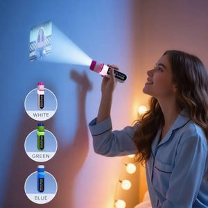 Puede incluir: Una mujer sostiene una linterna proyector rosa y blanca, proyectando una imagen en una pared. Se muestran tres marcadores de colores, blanco, verde y azul, debajo. La linterna tiene el texto "Olivia's".