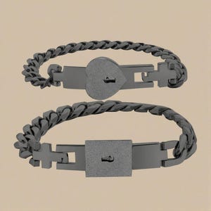 Puede incluir: Dos pulseras negras a juego. Una presenta un candado en forma de coraz&oacute;n, la otra un candado cuadrado. Ambas tienen un dise&ntilde;o de eslabones de cadena y un detalle de ojo de cerradura. Las pulseras se muestran sobre un fondo neutro.