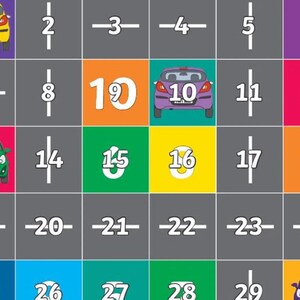 Puede incluir: Un juego de mesa colorido con casillas numeradas e ilustraciones de coches de juguete. El tablero tiene una cuadrícula con los números del 1 al 30, cada casilla es de un color diferente. Los coches de juguete son amarillos, morados y verdes.