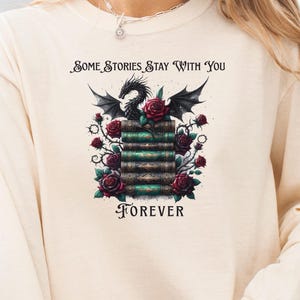 Fantasy Reader shirt met lange mouwen – Cosy Bookish Apparel, Dark Academia graphic T-shirt