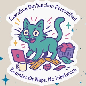 Può includere: Adesivo con un gatto turchese, un laptop e un cesto di biancheria. Il testo recita "Executive Dysfunction Personified" e "Zoomies Or Naps, No Inbetween".