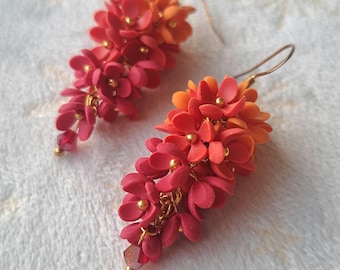 Orecchini a grappolo di fiori rossi e arancioni - Orecchini fatti a mano in argilla polimerica