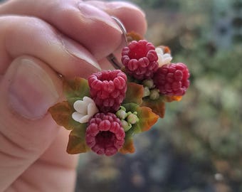 Pendientes colgantes de frambuesas realistas con flores blancas - Hechos a mano en arcilla polimérica