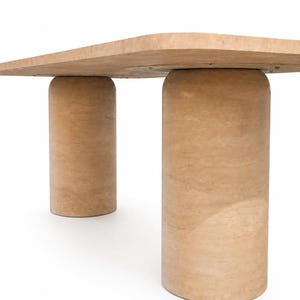Eettafel van travertijn, rechthoekig, massief hout – tafel van natuursteen met 2 cilindrische poten – moderne eettafel, marmeren tafel afbeelding 4
