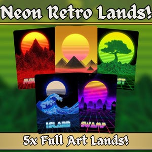 Peut inclure: Cinq cartes d'art compl&egrave;tes avec des paysages r&eacute;tro n&eacute;on. Chaque carte pr&eacute;sente un coucher de soleil vibrant sur diff&eacute;rents terrains : montagnes, pyramides, un arbre, des vagues oc&eacute;aniques et un marais. Le texte "Neon Retro Lands!" et "5x Full Art Lands!" sont affich&eacute;s.