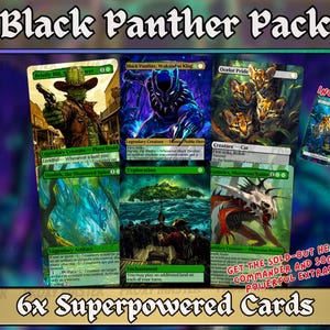Può includere: Un pacchetto di sei carte superpotenziate con illustrazioni fantasy, tra cui una Pantera Nera e un cowboy. Il testo "Black Panther Pack" e "6x Superpowered Cards" è visualizzato. È inclusa anche una carta token.