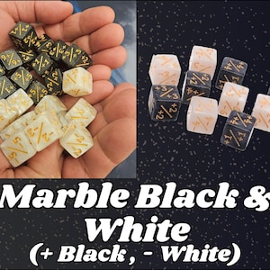 Pode incluir: Um conjunto de dados de mármore em preto e branco com marcações douradas. Os dados exibem símbolos de mais e menos. A imagem inclui o texto "Marble Black & White (+ Black, - White)". Adequado para jogos de tabuleiro.