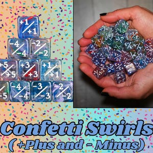 Könnte beinhalten: Das Bild zeigt eine Sammlung von Würfeln, einige in einer Pyramide angeordnet und andere in einer Hand gehalten. Die Würfel sind transparent mit bunten Wirbeln und zeigen Plus- und Minuszeichen. Der Text "Confetti Swirls (+Plus and - Minus)" ist sichtbar.