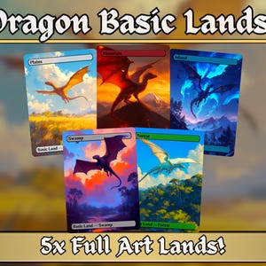 Puede incluir: Un conjunto de cinco cartas de arte fantástico con dragones. Cada carta representa un paisaje diferente: Llanuras, Montaña, Isla, Pantano y Bosque. Se muestra el texto "Dragon Basic Lands!" y "5x Full Art Lands!"