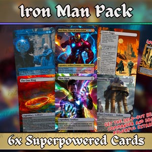 Może przedstawiać: Pakiet Iron Man z sześcioma ilustrowanymi kartami supermocy. Karty przedstawiają obrazy Iron Mana, pierścienia i innych elementów fantasy. Dołączona jest również karta token bonus. Widoczny jest tekst "6x Superpowered Cards".