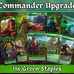 Peut inclure: Onze cartes vertes Magic: The Gathering avec des illustrations fantastiques et des noms de cartes. Les cartes sont disposées en éventail, avec le texte "Commander Upgrade" en haut et "11x Green Staples" en bas.
