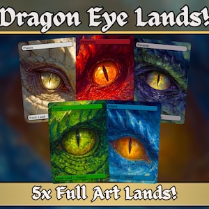 Może przedstawiać: Pięć kart fantasy z oczami smoka. Karty są oznaczone jako Plains, Mountain, Swamp, Forest i Island. Wyświetlany jest tekst "Dragon Eye Lands!" i "5x Full Art Lands!"