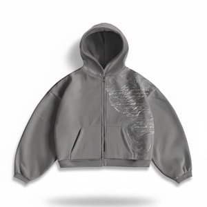Peut inclure: Un sweat à capuche gris zippé avec capuche et poches avant. Le sweat à capuche présente un motif argenté sur le côté gauche. Le vêtement est en matière douce et convient aux tenues décontractées.
