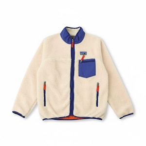 Op de afbeelding: Set van drie keramische mokken met een gespikkelde, matte afwerking. De mokken zijn in crème, lichtgrijs en donkergrijs. Elke mok heeft een eenvoudig, minimalistisch ontwerp.