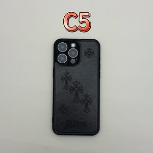 Pu&ograve; includere: Custodia per telefono nera con un design a croce e il nome "Dillon" in basso. La custodia ha un ritaglio per la fotocamera e il testo "C5" in un adesivo rosso e bianco sopra la custodia.