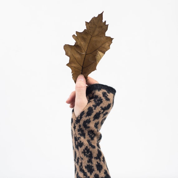 Leopard wristwarmers - camel