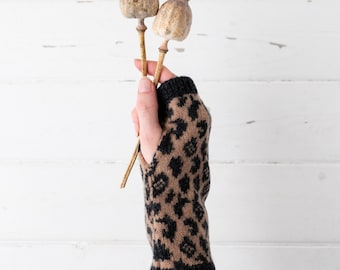 Leopard wrist warmers - camel