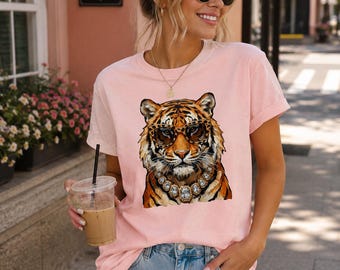 T-shirt à motif tigre, lunettes de soleil léopard, collier de pierres précieuses, chemise à motifs animaux de créateur