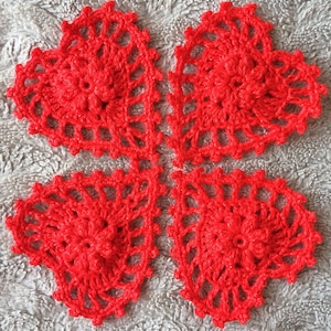 かぎ針編みのハート4つ。手作りのハートの用途 - 装飾品。かぎ針編みのギフトデコレーション。手編みのハート。かぎ針編みのハートアート。ニットのホームデコレーション。