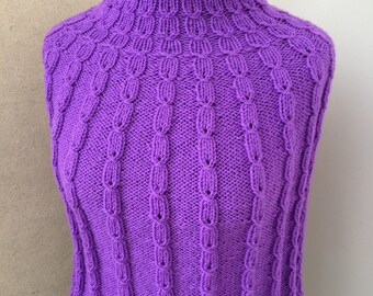 Capelet tricoté à la main.Tricot Poncho violet.Épaules Wrap Snug Warmer.Knit Luxury Cape.Knit Turtleneck Sweater.Tricot fait à la main. Manteau de câble.