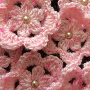 Virka 10 blommor. Handgjorda blomapplikationer. Virkade utsmyckade blommor. Stickade pysselmaterial. Stickad blomkonst.
