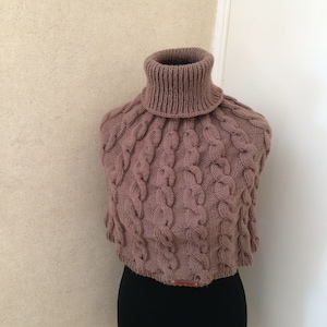 Capelet de punto.Poncho de punto a mano.Capa de cuello alto de punto.Accesorio de mujer de punto.Hombros de punto Wrap-Warmer.Handmade Cowl.Knit Sweater.