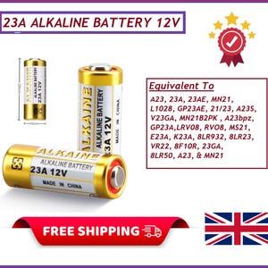 Pode incluir: Pilhas alcalinas 23A 12V douradas e brancas. A imagem mostra três pilhas, uma deitada e duas em pé. O texto nas pilhas diz "23A 12V Alkaline Battery". A imagem também inclui uma lista de tipos de pilhas equivalentes.