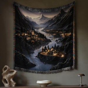 Coperta tessuta Night Fantasy: arazzo ispirato alla letteratura con un castello, un cielo notturno e un villaggio, coperta da divano in 100% cotone con romanticismo libresco
