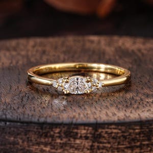 Liten oval förlovningsring / minimalistisk löftering / nätt klusterring / stapelring i 14 karat guld / liten oval diamantring / enkel