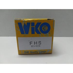 Può includere: Una scatola Wiko gialla e blu con la scritta "Wiko" in blu. La scatola ha un'etichetta bianca con la scritta "FHS 82V-300W". La parte inferiore della scatola recita "THE Quality Lamp!"