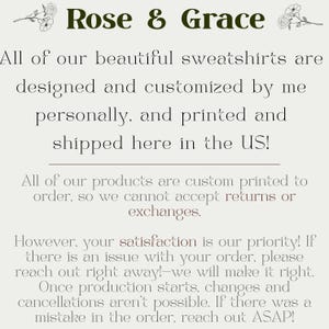 Może przedstawiać: Kremowa grafika z tekstem "Rose & Grace" i kwiatowymi akcentami. Tekst opisuje projekt i personalizację bluz, drukowanych i wysyłanych w USA. Wspomina r&oacute;wnież o druku na zam&oacute;wienie i satysfakcji.