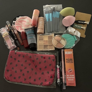 Make up bundle containing 15+ items and a free gift.