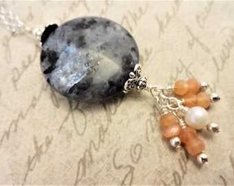 Collar con colgante de larvikita, piedra lunar color melocotón y perla - Cadena de plata