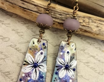 Ręcznie robione kolczyki z emalii w kształcie kwiatów: Lavender Aqua Artisan Jewelry