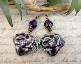 Pendientes de cerámica estilo boho con forma de flor: Piedra preciosa de amatista morada y verde.