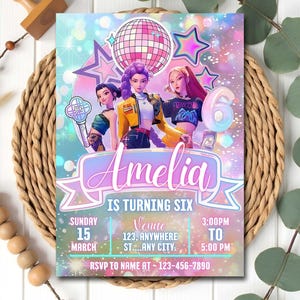 Puede incluir: Una invitaci&oacute;n de fiesta de cumplea&ntilde;os con un dise&ntilde;o vibrante. Presenta tres personajes de dibujos animados, una bola de discoteca y estrellas. La invitaci&oacute;n dice "Amelia cumple seis" con detalles del evento. La combinaci&oacute;n de colores incluye rosa, azul y amarillo.