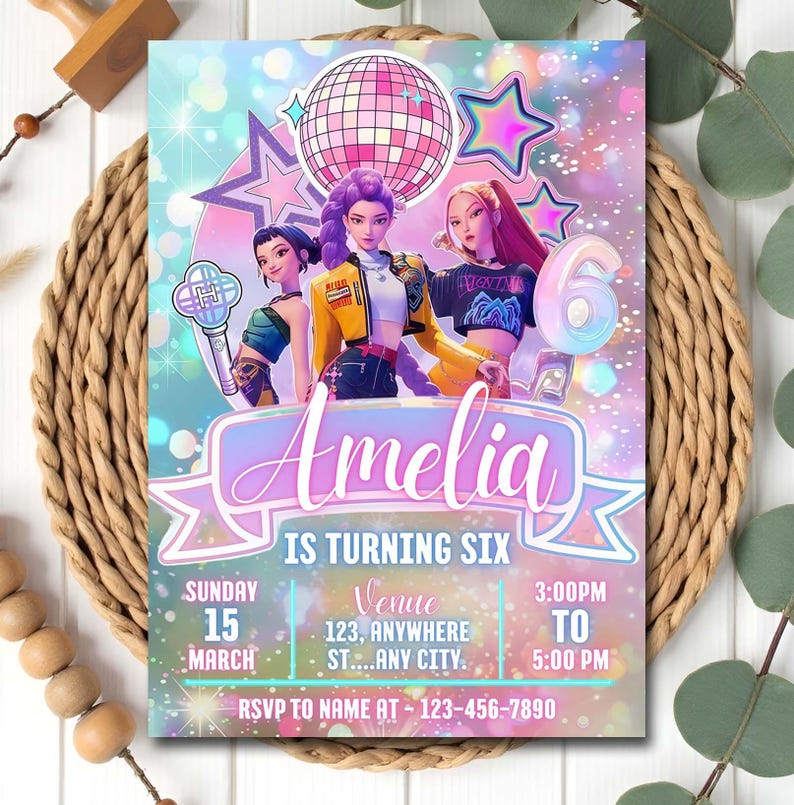 Puede incluir: Una invitaci&oacute;n de fiesta de cumplea&ntilde;os con un dise&ntilde;o vibrante. Presenta tres personajes de dibujos animados, una bola de discoteca y estrellas. La invitaci&oacute;n dice "Amelia cumple seis" con detalles del evento. La combinaci&oacute;n de colores incluye rosa, azul y amarillo.