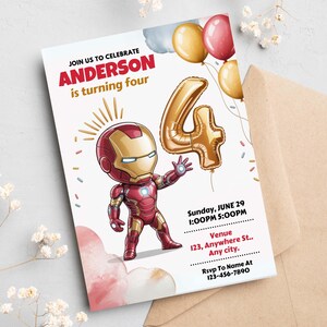 Puede incluir: Una invitaci&oacute;n de cumplea&ntilde;os con un personaje de dibujos animados de Iron Man. La invitaci&oacute;n incluye el texto "&Uacute;NETE A NOSOTROS PARA CELEBRAR que ANDERSON cumple cuatro a&ntilde;os". Tambi&eacute;n hay un globo de papel dorado con forma del n&uacute;mero cuatro, junto con otros globos.
