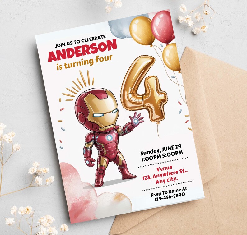 Puede incluir: Una invitaci&oacute;n de cumplea&ntilde;os con un personaje de dibujos animados de Iron Man. La invitaci&oacute;n incluye el texto "&Uacute;NETE A NOSOTROS PARA CELEBRAR que ANDERSON cumple cuatro a&ntilde;os". Tambi&eacute;n hay un globo de papel dorado con forma del n&uacute;mero cuatro, junto con otros globos.