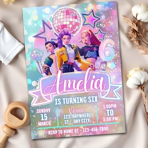 Puede incluir: Una colorida invitaci&oacute;n de cumplea&ntilde;os para un sexto cumplea&ntilde;os, con tres personajes de dibujos animados. El texto de la invitaci&oacute;n incluye el nombre "Amelia", detalles del evento y un globo con el n&uacute;mero 6. El dise&ntilde;o incorpora una bola de discoteca y estrellas.