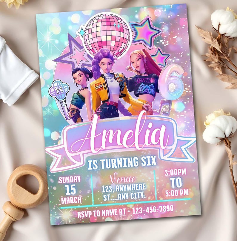 Puede incluir: Una colorida invitaci&oacute;n de cumplea&ntilde;os para un sexto cumplea&ntilde;os, con tres personajes de dibujos animados. El texto de la invitaci&oacute;n incluye el nombre "Amelia", detalles del evento y un globo con el n&uacute;mero 6. El dise&ntilde;o incorpora una bola de discoteca y estrellas.